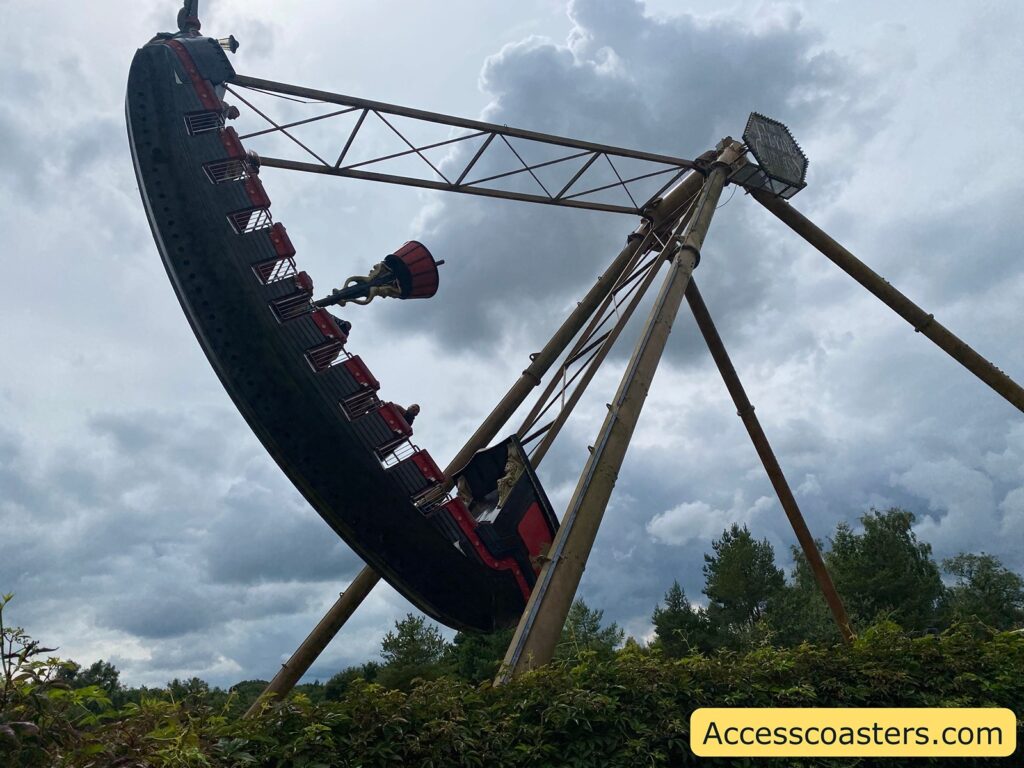 image of the Piret ship ride during a ride cycle 