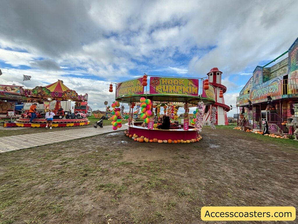 huck a dook sta;; asurounded by other fun fair rides