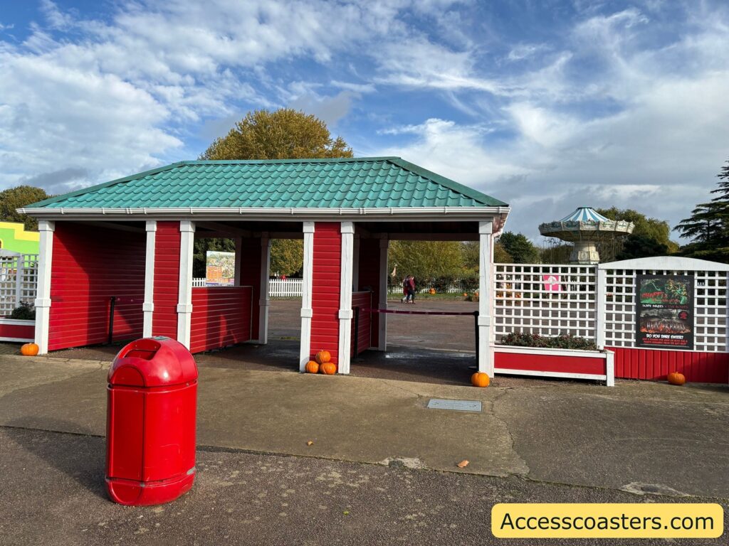  Covered reception or ticket area