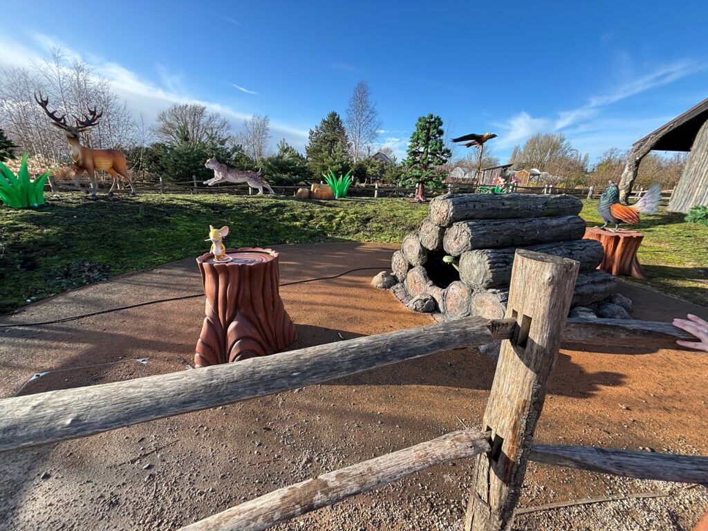 Snake’s logpile house animatronic 