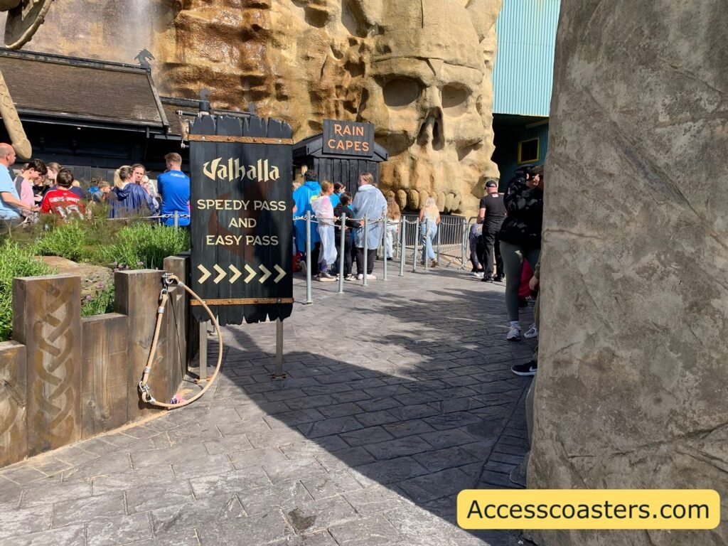 entrance sign that reads early access and speedy access entrance with arow pointing to the entrance of the queue. You can see people waiting in the main queue line behind